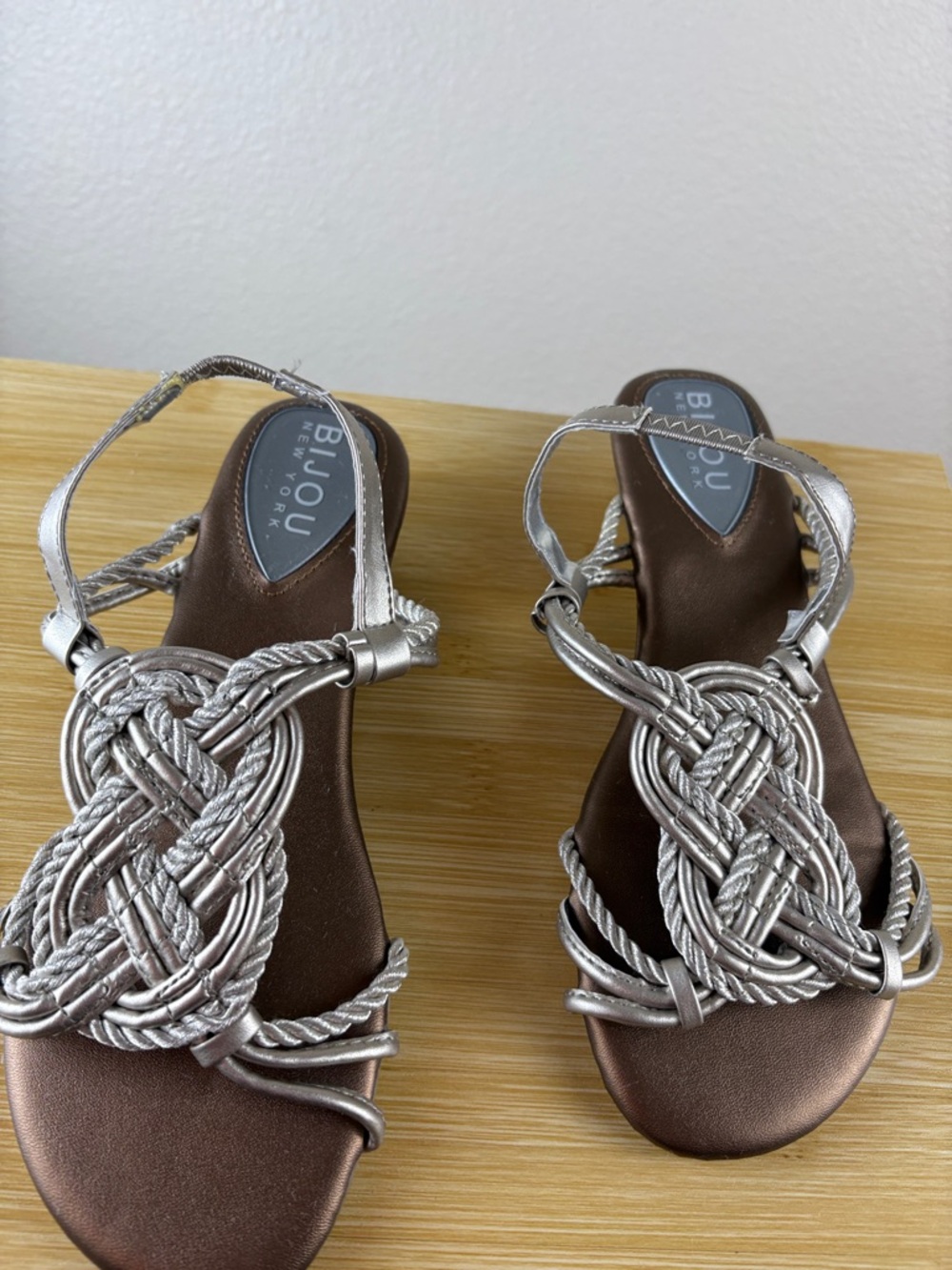 BIJOU New York Silver Braided Knot Detail Strappy Womens Sandals Like New Size 6